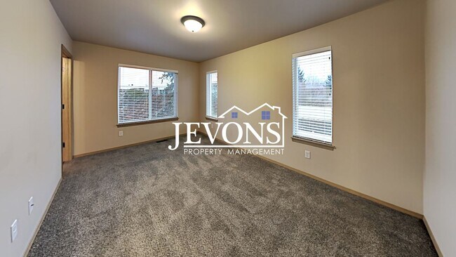 Building Photo - 702 N 29th Ave