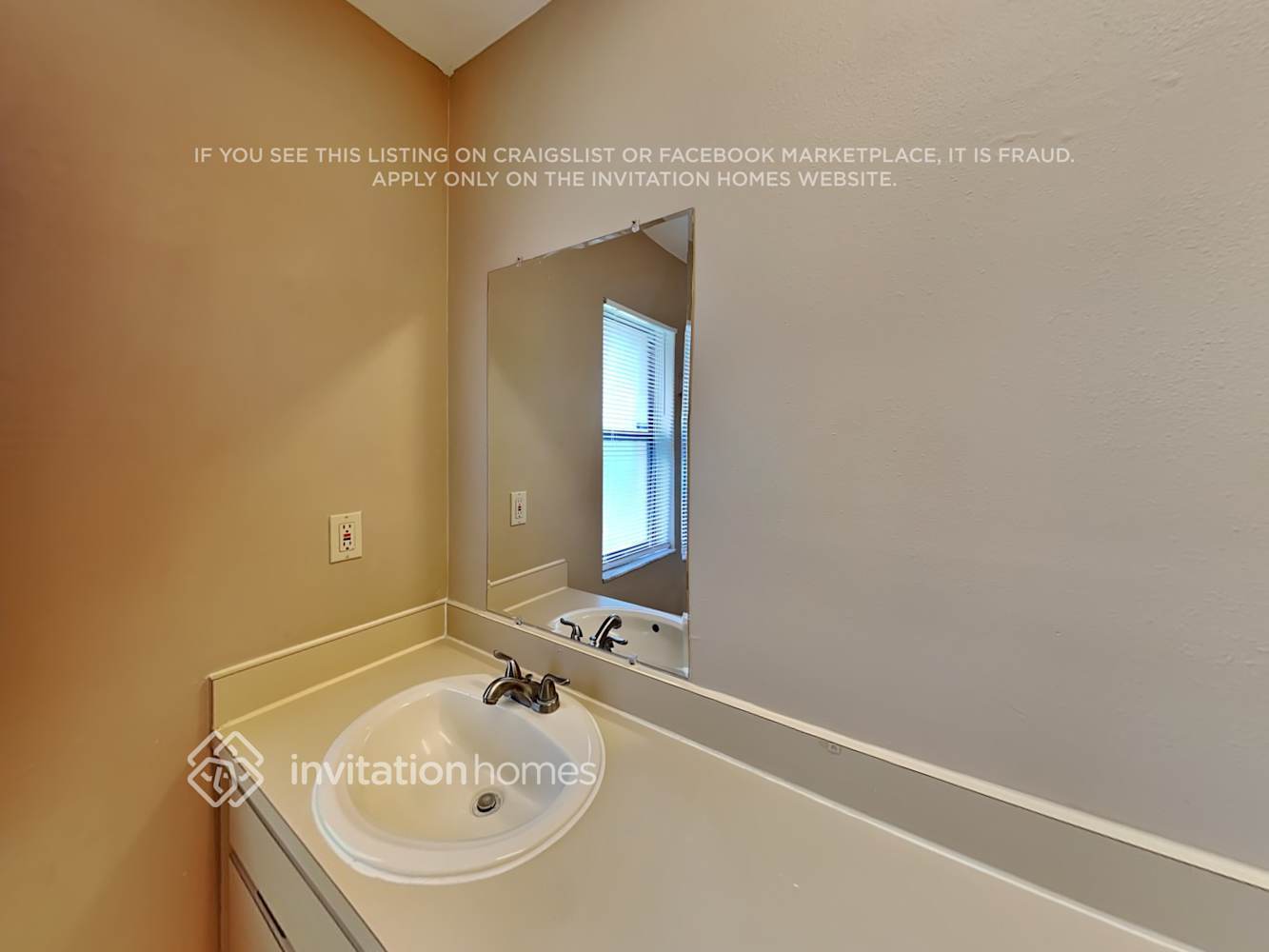 Building Photo - 3040 Oak View Dr