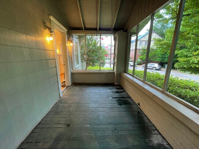 Screened in porch - 908 Oxmoor Rd