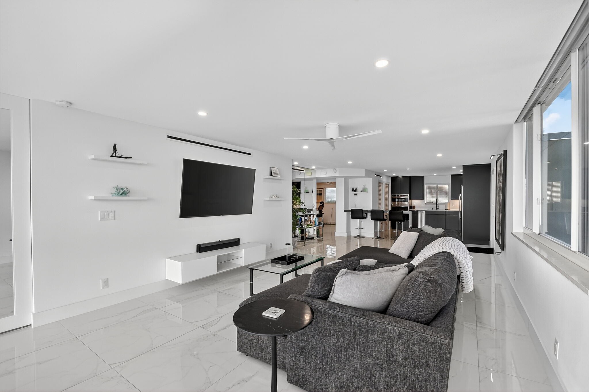 Building Photo - 301 Lake Shore Dr