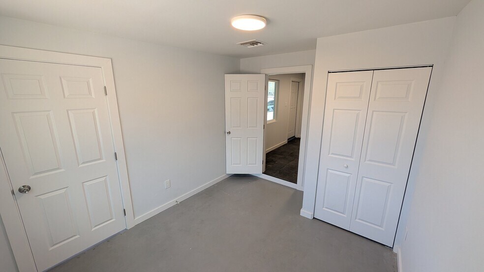 Building Photo - 1406 W Vogel Ave
