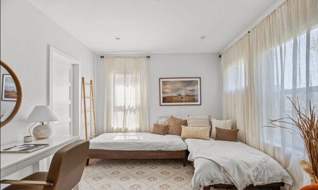 Building Photo - High-End Westside Rental on Washington Pl