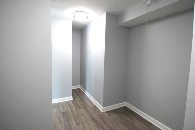 Building Photo - 3018 Roberts Dr
