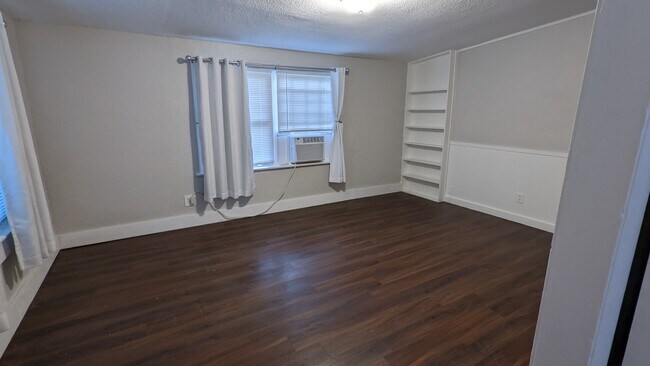 Is furnished - 2746 Winona Dr