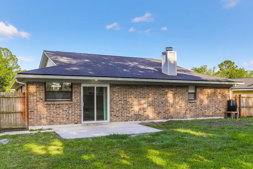 Building Photo - 8366 Knotts Landing Dr E