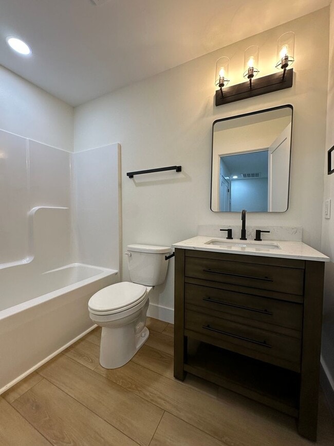 Building Photo - Gorgeous townhome on Candlers Mt! Close to LU. First month rent half off special!