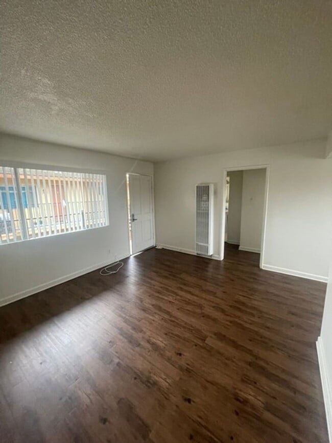 Building Photo - Downstairs One Bedroom with $1000 Move in ...