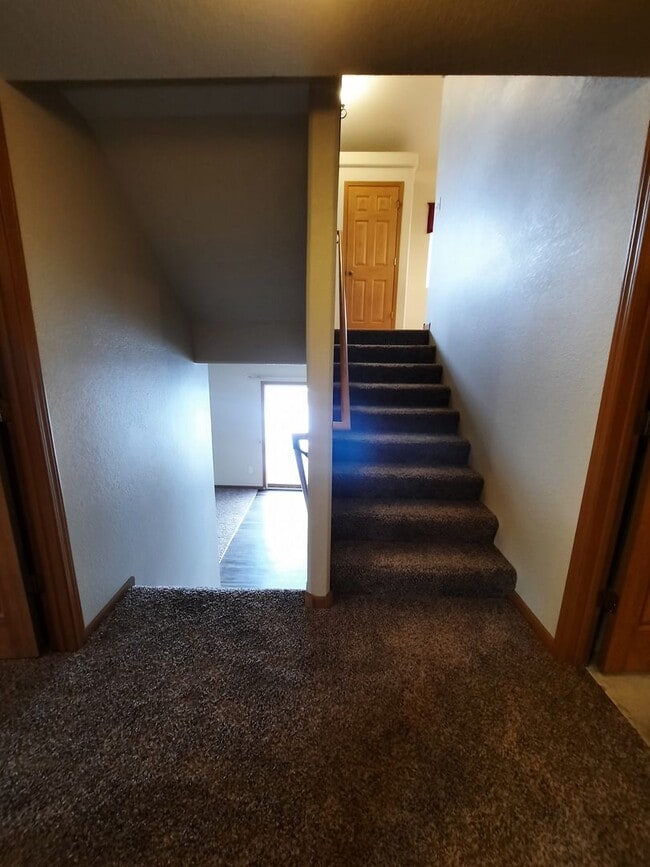 Building Photo - 3 BEDROOM | 2 BATH | TRI-LEVEL | NORTH