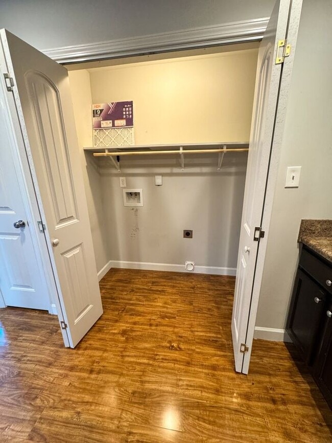 Building Photo - Modern 2-Bed, 2.5-Bath Townhome in Lenoir City