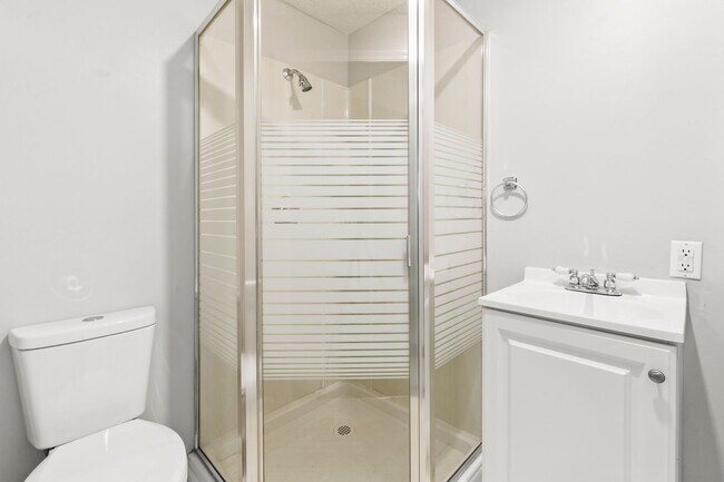 Building Photo - Stylish 3-Bed, 2-Bath Renovated Home with Granite Counters, 2-Car Garage & Large Fenced Yard in O...