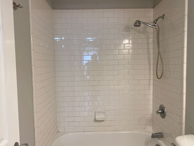 Building Photo - Amazing 2BR/1BA East Nashville Duplex!