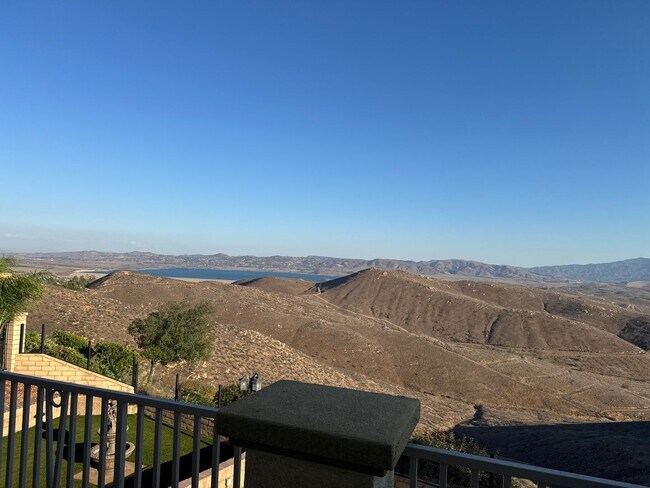 Building Photo - 5 Bedroom Lake Hills home with stunning La...