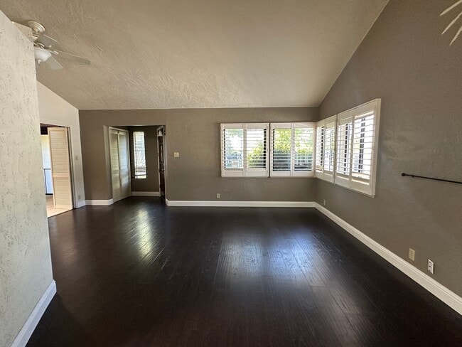 Building Photo - Welcome to your dream rental in Auburn!