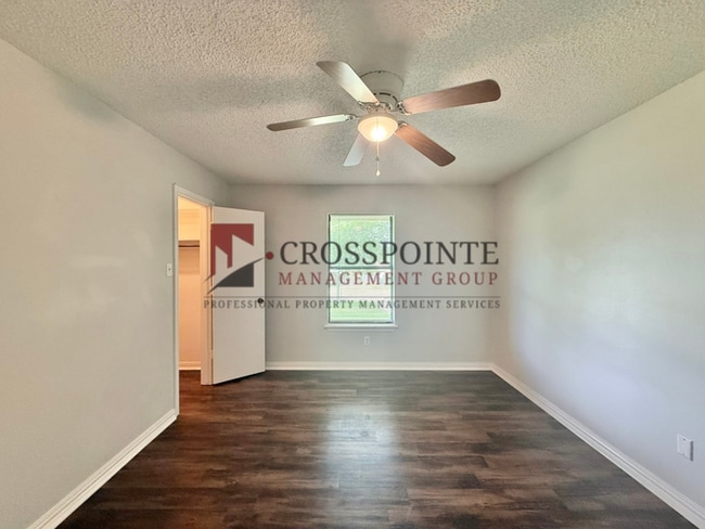 Building Photo - Charming 2 Bed, 1 Bath Duplex!