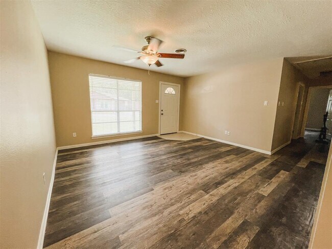 Building Photo - 724 Gubert Ln
