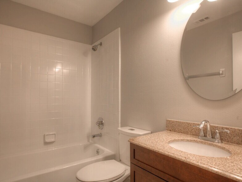 Building Photo - 420 Mainsail Ct