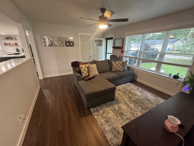 Building Photo - 303 E Broadmoor St