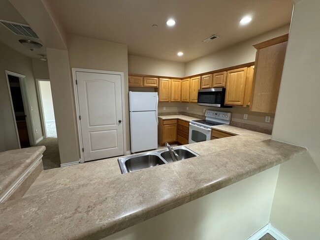 Building Photo - Great 2 bed, 2 bath town home in Lehi