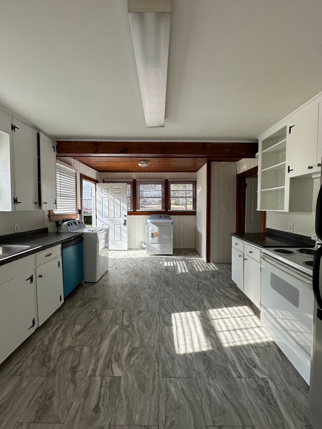 Building Photo - In town - 3 Bedroom, 1 bathroom house move-in ready