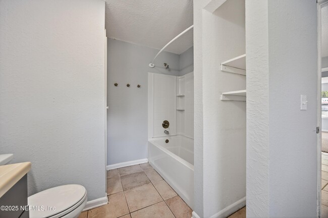 Building Photo - 1011 Glencarin St