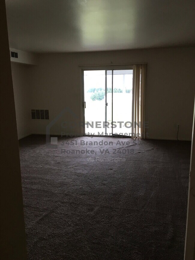 Building Photo - 6500 Carefree Ln