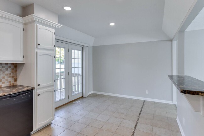 Building Photo - Large home in quiet neighborhood