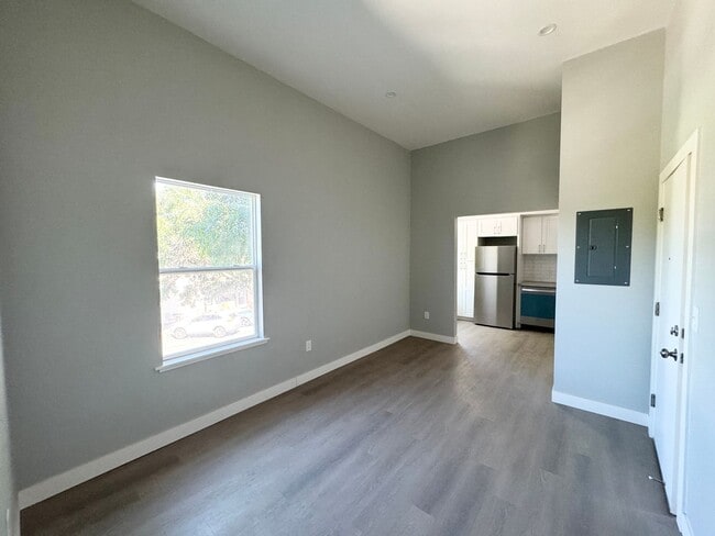 Building Photo - Perfect Shape Downtown Livermore Living Condo above Yin-Yin Restaurant