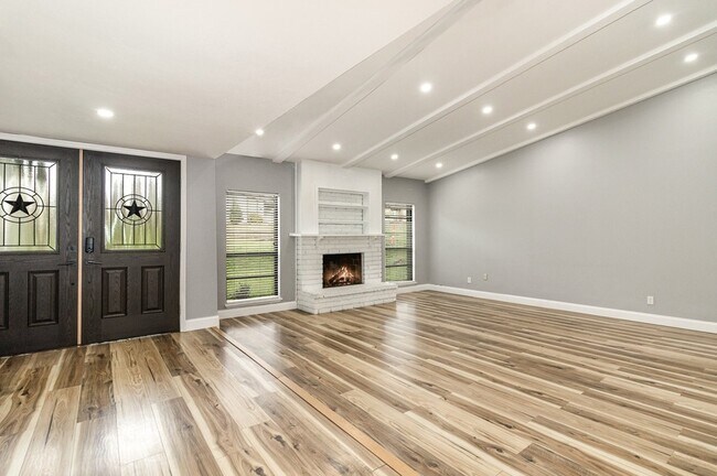 Building Photo - 4716 Roberts Dr