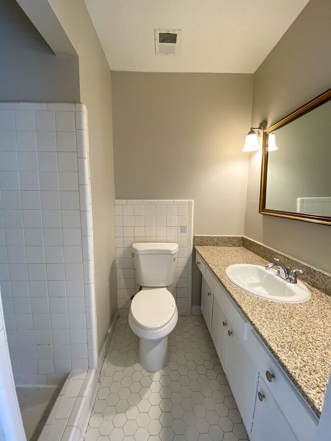 Building Photo - 3 bedroom 2 bathroom near Sycamore View an...