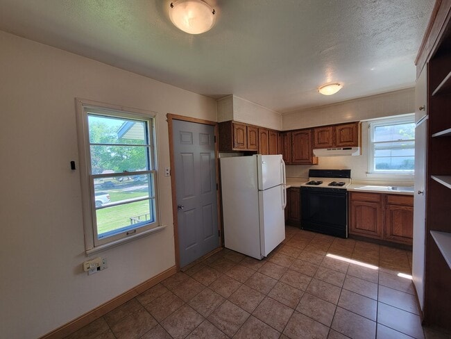 Building Photo - 2 Bedroom House