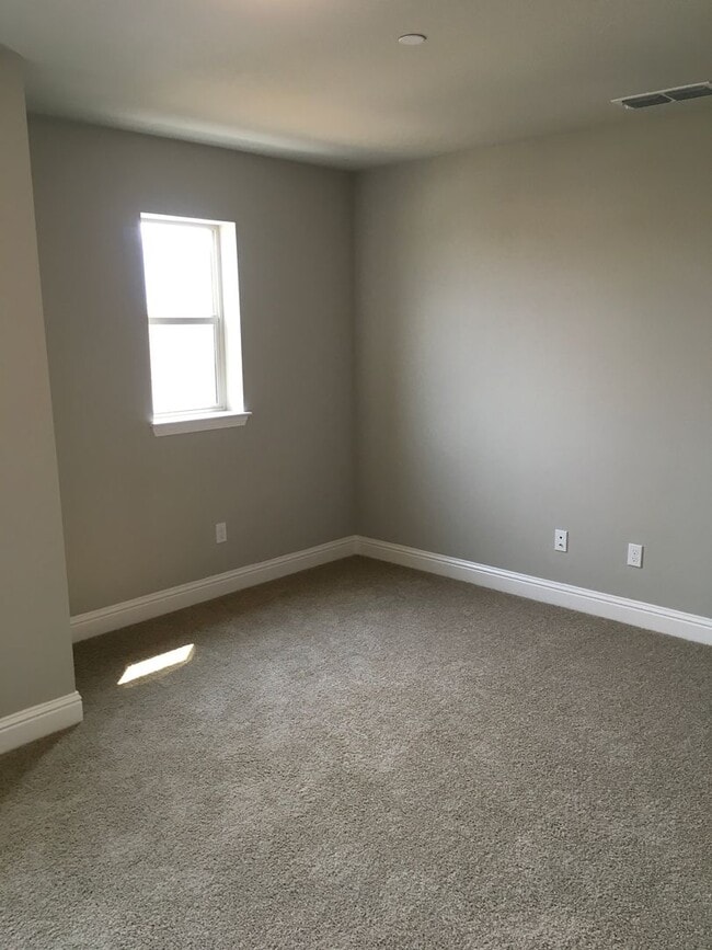 Building Photo - 4 Bedroom West Redding Townhome-  MOVE IN ...
