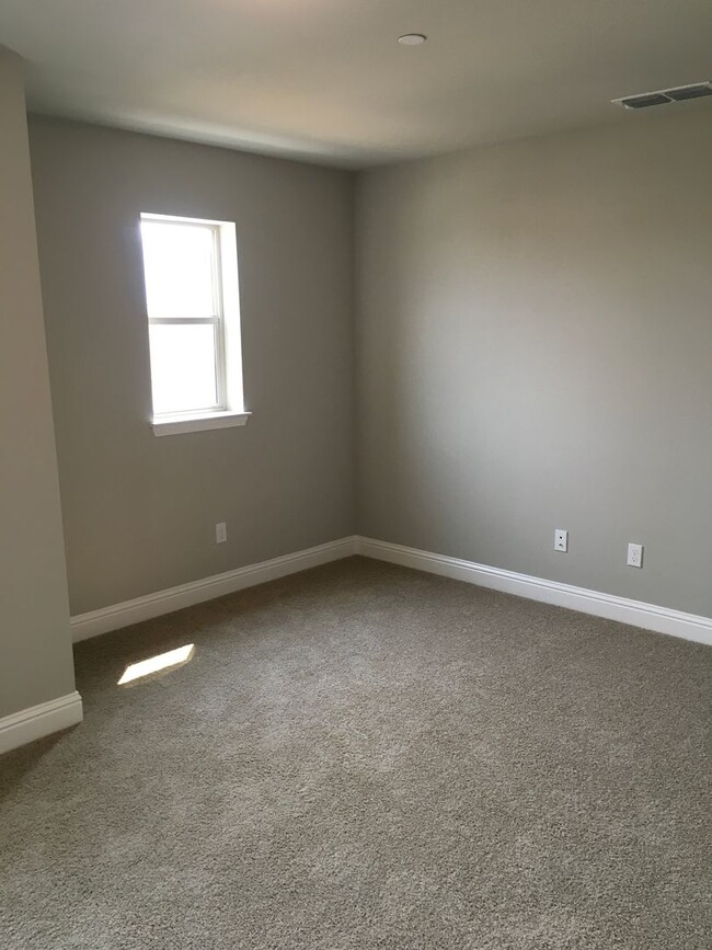 Building Photo - 4 Bedroom West Redding Townhome