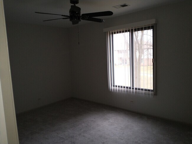 Building Photo - 905 Surrey Dr