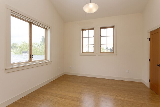 Building Photo - Available Unit In The Heart Of Elmwood!