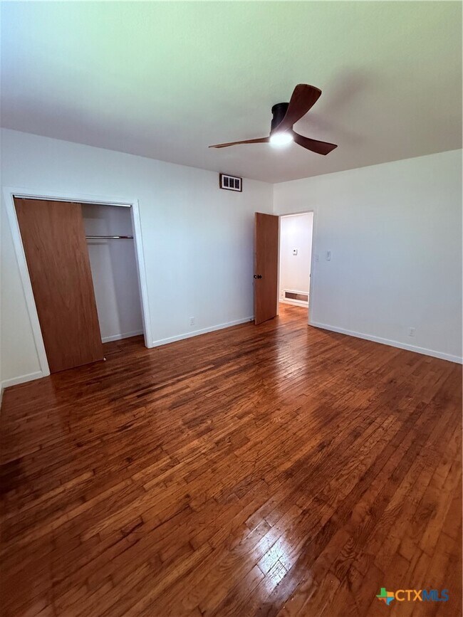 Building Photo - 2218 Terrace Dr