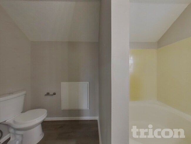 Building Photo - 5021 Meadow Trce