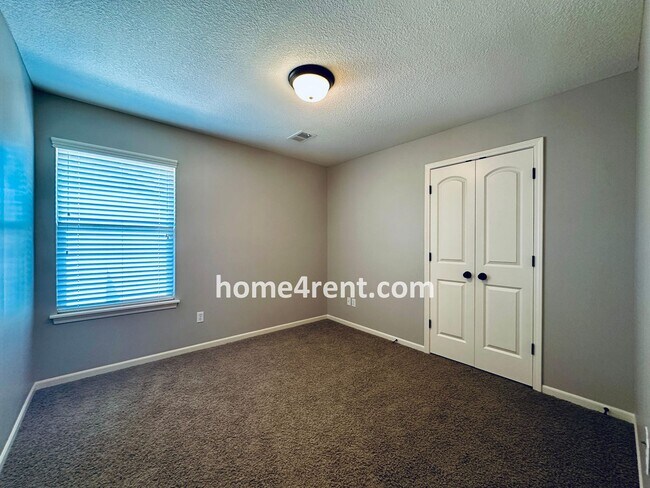 Building Photo - Gorgeous Olathe, 5 BR Home w/ Wood floors,...