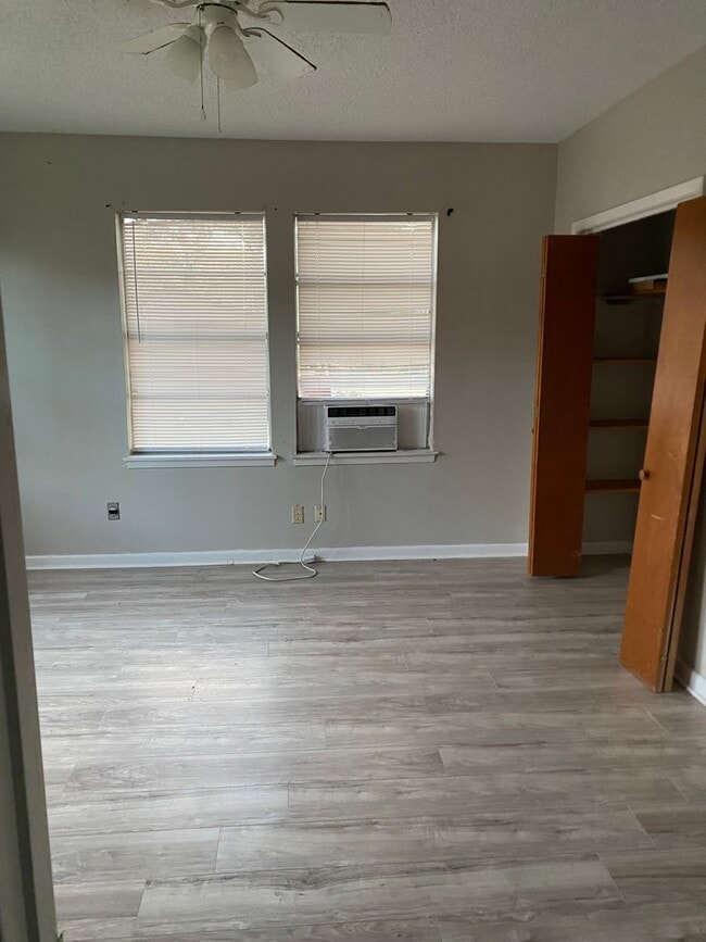 Building Photo - 260 1/2 Wyandotte St-