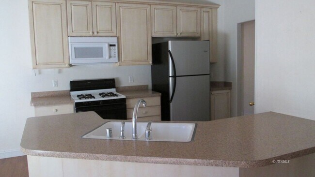 Building Photo - 3 bedroom Rental with garage