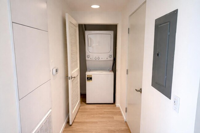 Building Photo - 3100 Sixth Ave