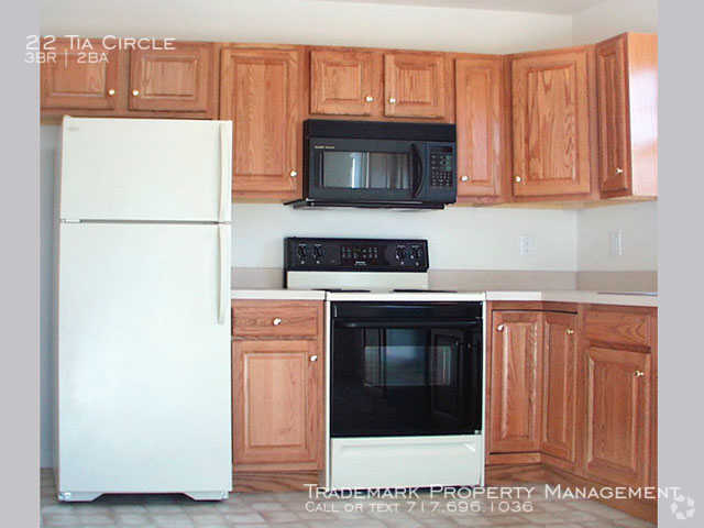 Building Photo - Spacious End of Row Town Home