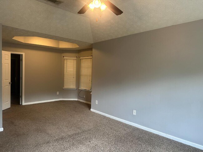 Building Photo - 9 Oakwood Dr