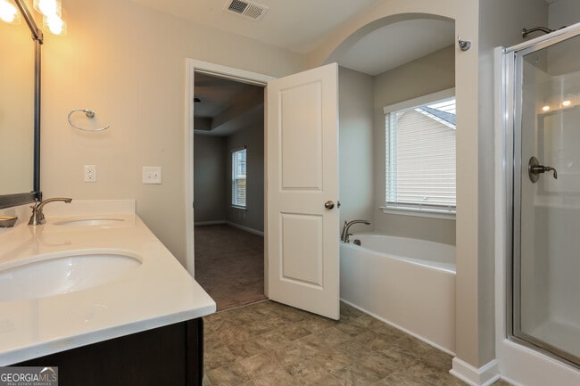 Building Photo - 32 Maple Grove Dr