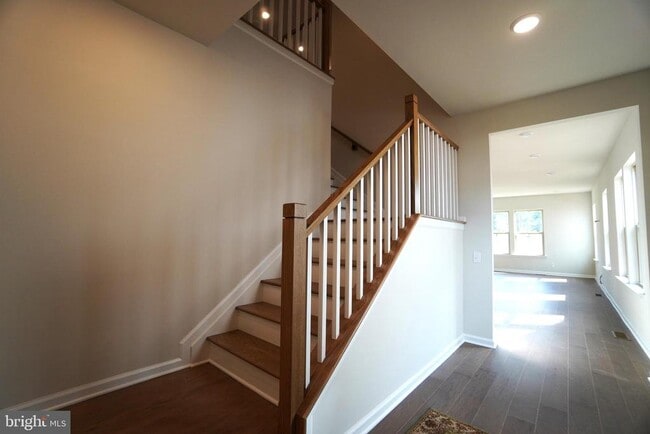 Building Photo - 612 America Dr