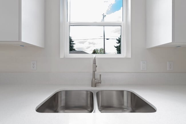 Building Photo - "Discover Comfort & Style: Spacious 3-Bed,...
