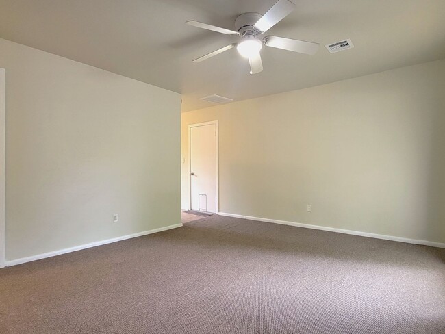 Building Photo - 608 N Poplar Ln