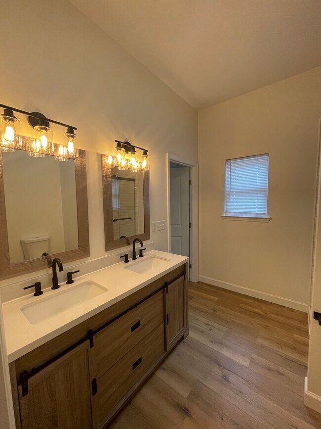 Building Photo - Charming Remodeled Home in Chattanooga