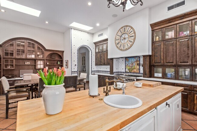 Building Photo - MUST SEE!!! FULLY-FURNISHED LUXURIOUS 6 Be...