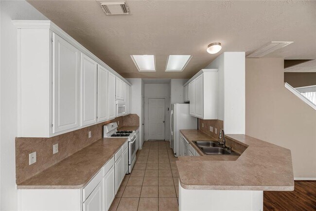 Building Photo - 5642 Claybeck Ln