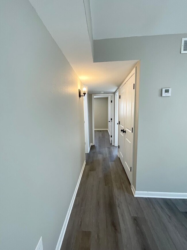 Building Photo - 713 Melody Ln